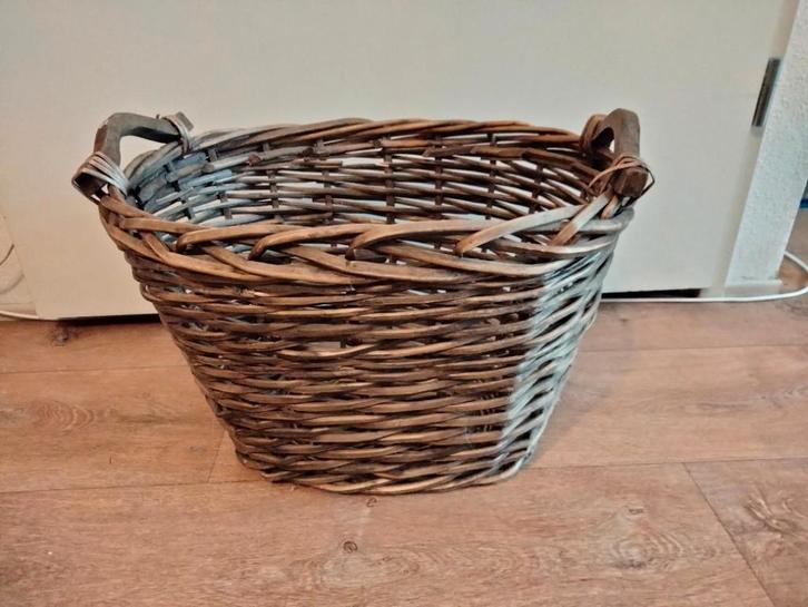Rieten mand met handvaten.  Gevlochten., Huis en Inrichting, Woonaccessoires | Schalen en Manden, Gebruikt, Mand, Ovaal, Riet