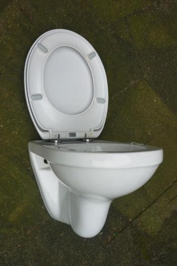 Sphinx (hang) wc pot met deksel beschikbaar voor biedingen