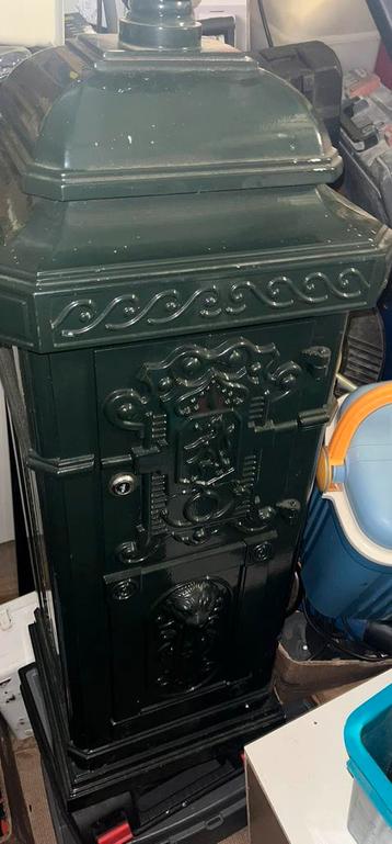 Engelse donkergroen brievenbus beschikbaar voor biedingen