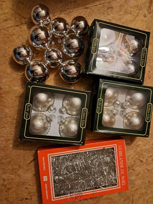 Kerstballen en slinger zilverkleurig nieuw, Diversen, Kerst, Nieuw, Ophalen of Verzenden