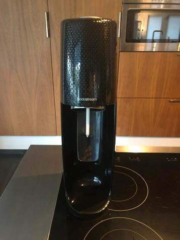 Sodastream zwart met cilinder beschikbaar voor biedingen