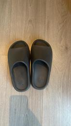 Yeezy Slides Carbon, Kleding | Heren, Schoenen, Slippers, Zwart, Ophalen of Verzenden, Zo goed als nieuw