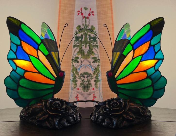 2 beschikbaar! Glas in lood tiffany stijl vlinder lampen, Huis en Inrichting, Lampen | Tafellampen, Minder dan 50 cm, Glas, Ophalen of Verzenden