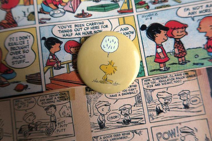Snoopy Peanuts Comics Woodstock 44MM Button Pin Badge Broche, Verzamelen, Stripfiguren, Nieuw, Overige typen, Snoopy, Verzenden