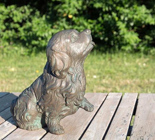 Bronzen beeld - Lief hondje in speelse pose, Tuin en Terras, Tuinbeelden, Zo goed als nieuw, Dierenbeeld, Metaal, Ophalen of Verzenden