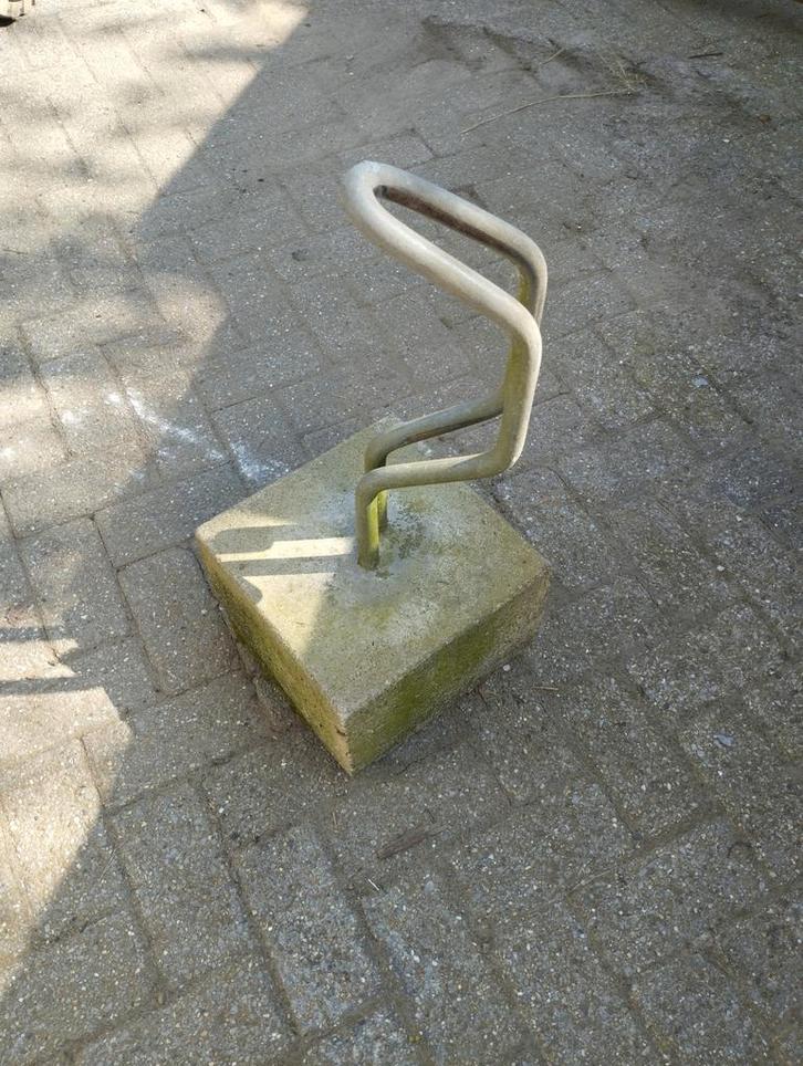 Fiets beugel fiets rek in beton, Fietsen en Brommers, Fietsaccessoires | Fietsenrekken, Gebruikt, Ophalen
