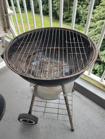Zwarte kolen barbecue met wieltjes beschikbaar voor biedingen
