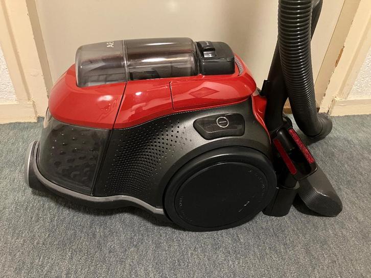 Stofzuiger AEG LX9-3-CR Rood met hulpstukken, Witgoed en Apparatuur, Stofzuigers, Gebruikt, Stofzuiger, Minder dan 1200 watt, Reservoir