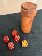 Vintage leren koker met dobbelstenen., Antiek en Kunst, Ophalen of Verzenden