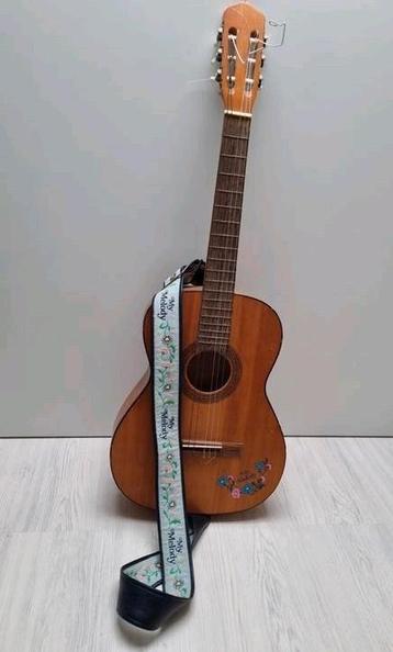 Gitaar.( met eenvoudig ophangsysteem draadje zie 3de foto) beschikbaar voor biedingen
