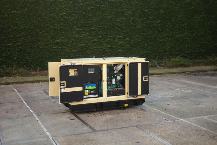 22 KVA tot 1015 KVA nieuwe noodstroom aggregaten, Zakelijke goederen, Machines en Bouw | Aggregaten, Ophalen of Verzenden