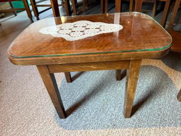 Vintage houten bijzettafel met glazen blad beschikbaar voor biedingen