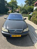 Opel Omega 2.2 I 16V SDN 2001 Zwart, Auto's, Voorwielaandrijving, Omega, Stof, 4 cilinders