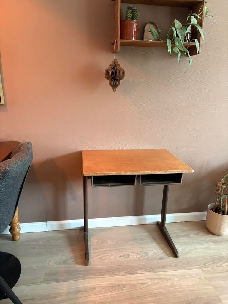 Vintage kinderbureau, Huis en Inrichting, Bureaus, Ophalen, Zo goed als nieuw