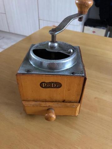 Te koop antieke koffiemolen beschikbaar voor biedingen