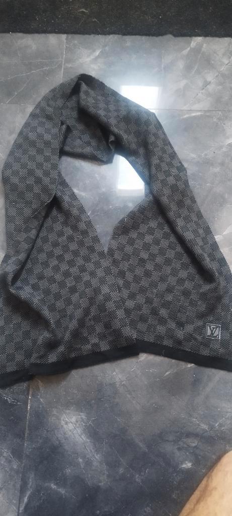 louis vuitton damier zwart sjaal, Kleding | Heren, Mutsen, Sjaals en Handschoenen, Gedragen, Sjaal, Overige maten, Ophalen of Verzenden