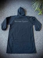 YEEZY x Gosha “Вестник Трибун” Raincoat – Size 2 – New, Ophalen of Verzenden, Nieuw