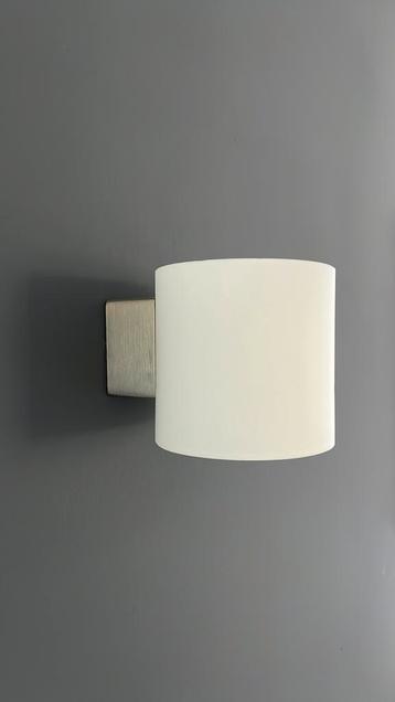 Wandlamp glas (melkglas) met rvs beschikbaar voor biedingen