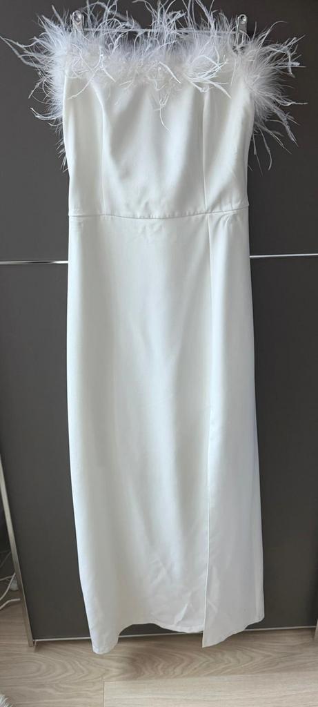 Elegante avondjurk met veren, Kleding | Dames, Jurken, Zo goed als nieuw, Maat 36 (S), Wit, Onder de knie, Ophalen of Verzenden