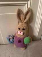 Gehaakt konijn in tuinpak met mandje met eitjes, Ophalen of Verzenden, Zo goed als nieuw, Haken, Overige typen