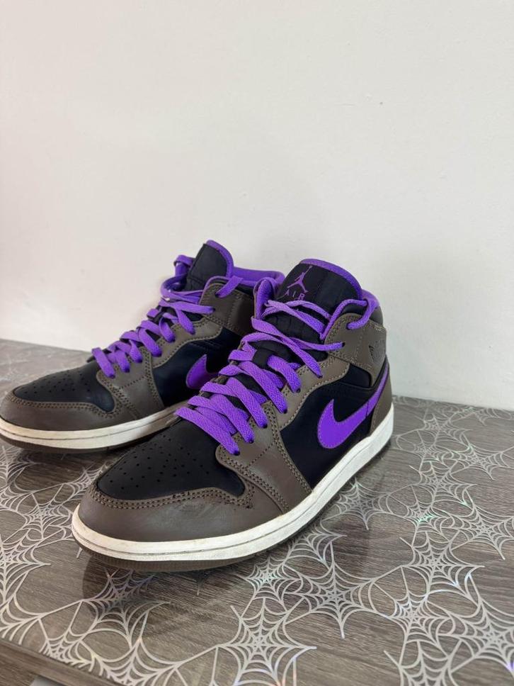 Air Jordan 1 Mid Purple Mocha maat 42, Kleding | Heren, Schoenen, Zo goed als nieuw, Sneakers of Gympen, Overige kleuren, Ophalen of Verzenden