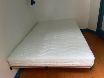 Bedframe en matras 135x200 beschikbaar voor biedingen