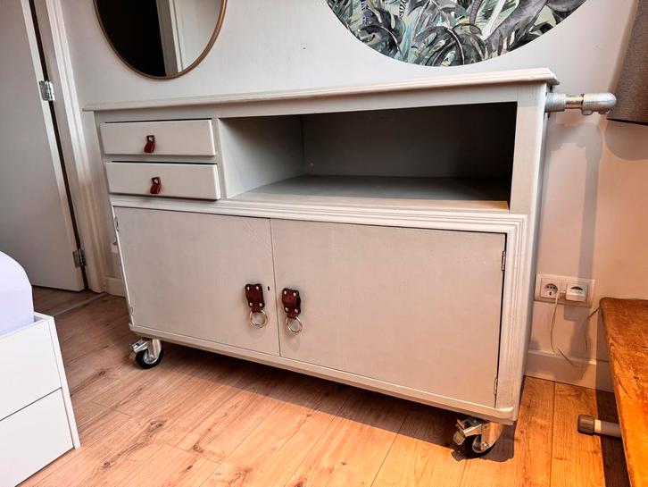 Commode op wieltjes - opgeknapt - krijtverf, Kinderen en Baby's, Kinderkamer | Commodes en Kasten, Gebruikt, Commode, 90 tot 105 cm
