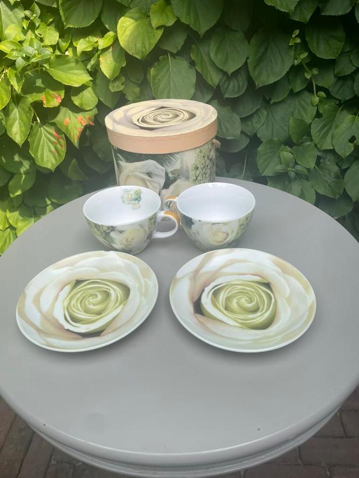 Twee maal ongebruikt kop en schotel met witte roos, Huis en Inrichting, Keuken | Servies, Gebruikt, Ophalen of Verzenden