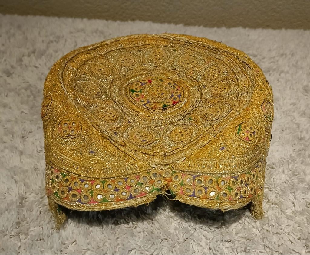 Oud Afghaans hoofddeksel met goud stiksel, Ophalen of Verzenden, Dames, Onbekend