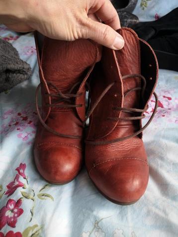 Lage laarsjes Sacha maat 39
Rood
Gedragen maar nog in goede  beschikbaar voor biedingen