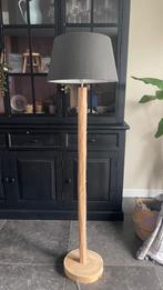 Stijlvolle staande houten lamp, Huis en Inrichting, Lampen | Vloerlampen, Hout, 100 tot 150 cm, Ophalen of Verzenden, Zo goed als nieuw