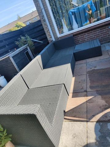 mooie loungeset met kussens  beschikbaar voor biedingen