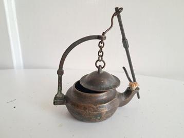 Antieke olielamp van brons beschikbaar voor biedingen