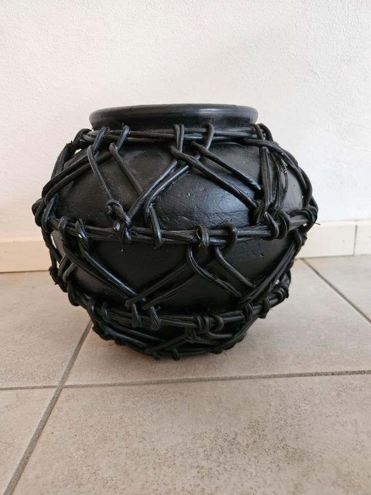 Zwarte vaas met touwdecoratie, Huis en Inrichting, Woonaccessoires | Vazen, Zo goed als nieuw, Zwart, Minder dan 50 cm, Aardewerk of Porselein