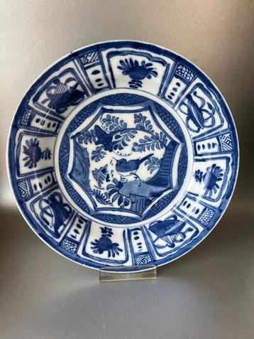 Mooi porseleinen bord met vogel beschikbaar voor biedingen