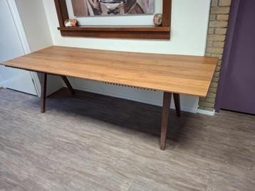 Grote tafel 240 x 90 cm beschikbaar voor biedingen