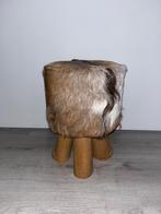 Krukje houten poten met geitenvacht, Zo goed als nieuw, Hout, Ophalen