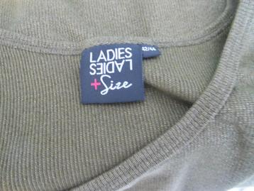 LADIES top Maat 42/44 beschikbaar voor biedingen