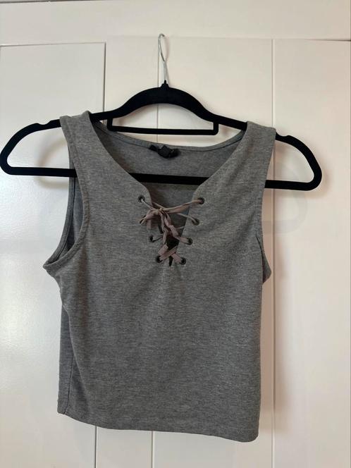 Topshop grijze top met veterdetail – maat 34 (XS), Kleding | Dames, Tops, Zo goed als nieuw, Maat 34 (XS) of kleiner, Grijs, Zonder mouw