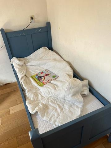 Kleuterbed massief hout  beschikbaar voor biedingen