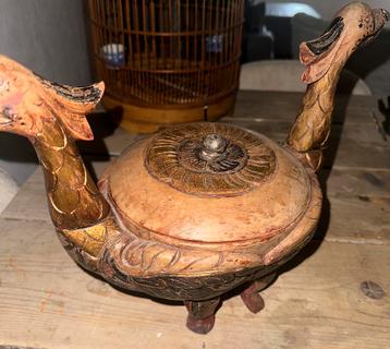 Antieke houten dekselpot beschikbaar voor biedingen