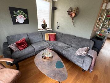 Een zgan comfortabele hoekbank in mooie groenachtige kleur beschikbaar voor biedingen
