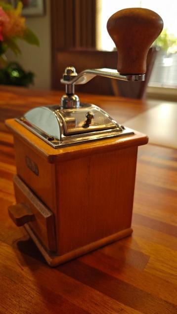 Vintage PeDe koffiemolen beschikbaar voor biedingen