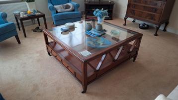 Kersenhouten Salon Tafel met glasplaat beschikbaar voor biedingen