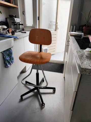 Machinestoel of Atelierstoel  (Ahrend / Kramer look-a-like) beschikbaar voor biedingen