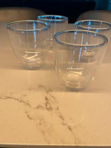 4 dubbelwandige glazen beschikbaar voor biedingen