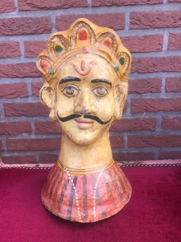 papier-maché hoofd van een Indiase prins beschikbaar voor biedingen