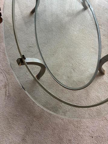 Glazen salontafel met metalen frame beschikbaar voor biedingen