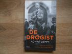 Ad van Liempt De drogist, Ophalen of Verzenden, Tweede Wereldoorlog, Zo goed als nieuw, Overige onderwerpen