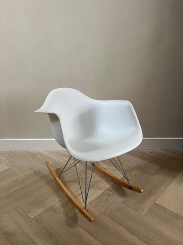 Design schommelstoel wit, replica Vitra RAR beschikbaar voor biedingen